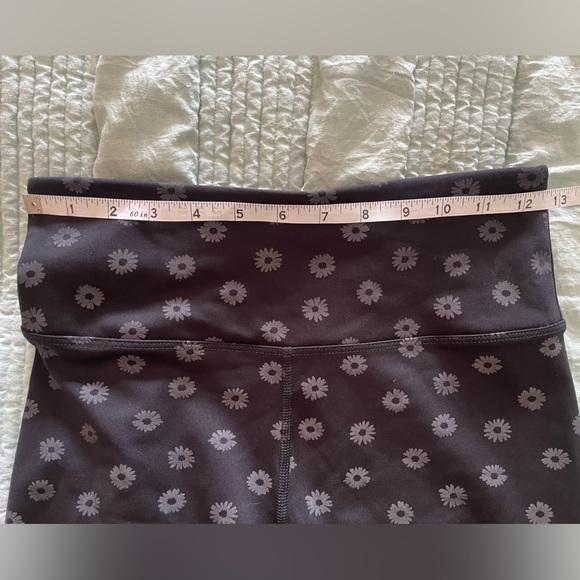 Nanette Lepore Play Compression Shorts Black and Silver Floral Size Small - Picture 8 of 8